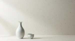 한지 질감 배경과 백자 오브제로 여백과 정돈의 미감을 표현한 은은한 이미지