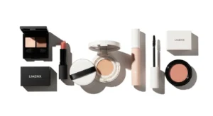 한국 메이크업 트렌드를 보여주는 베이스 화장품 구성 예시