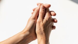 손 주름 예방-손등 주름과 검버섯이 보이는 성숙한 여성의 손 클로즈업